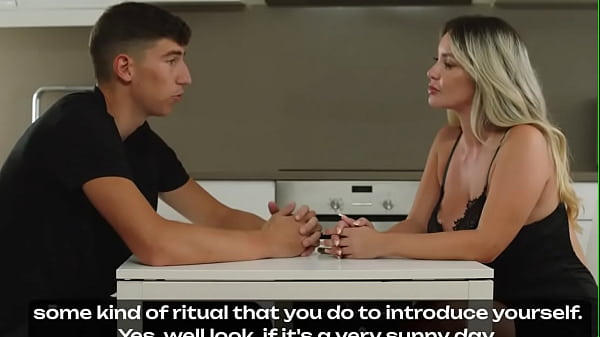 Follando a una rubio tetona en la cocina