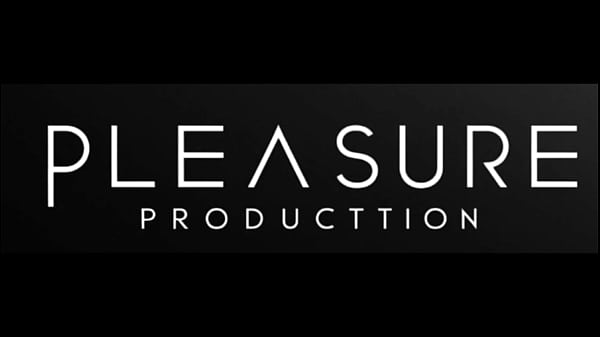 Secretário safado não perde a chance de comer a Milf amante do trabalho.