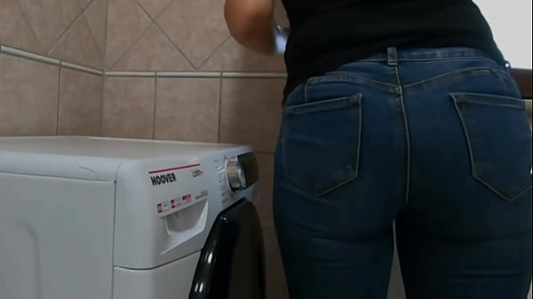 La esposa infiel es follada en la lavadora por el vecino para vengarse del marido que está con su amante