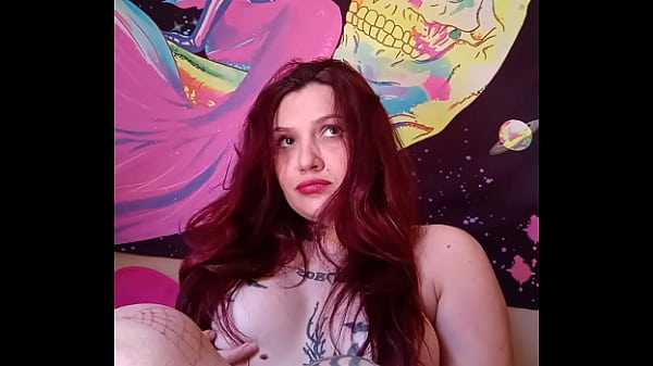 Peituda esfregando a boceta peluda