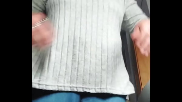 Oma neukt harige kut met