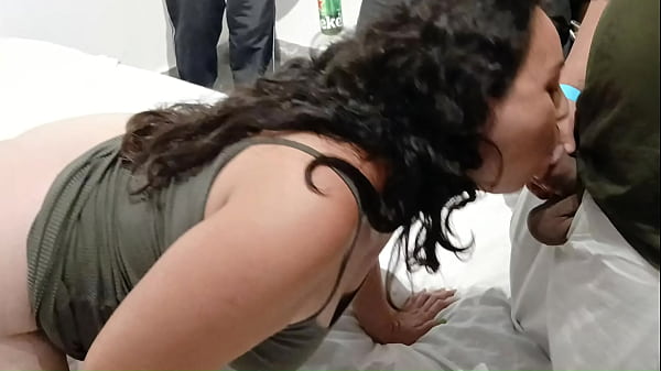 Japa safada entrou no quarto e virou putinha do gangbang na base dos sapecas