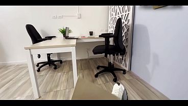 Sexy secretaria seduce a su compañero de trabajo