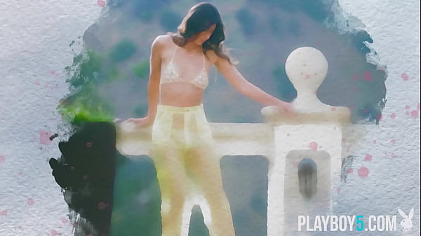 Petite latina MILF with an amazing ass goes fully nude outdoor