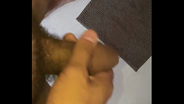 Corno se masturbando no banheiro