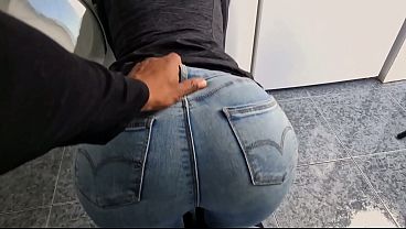 Hijastro encuentra a su Madrastra Milf con su gran culo en cuatro atrapada en la lavadora y no puedo resistirse a follarla hasta llenarle el culo de semen