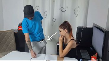 Secretária exitada recebeu entregador!