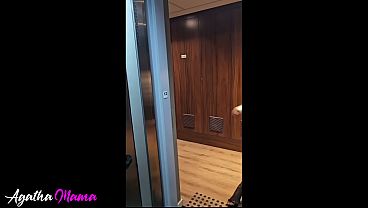 Secretaria safada se oferece para chefe e ele acaba fodendo a buceta dela e finaliza gozando na boca dela